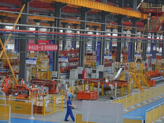 खरीदें 18 स्टैंड ऑटोमैटिक रोल फोर्मिंग मशीन 55kw 40Cr धातु छत मशीन online manufacture